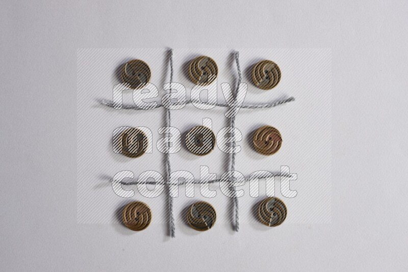 أزرار معدنية موضوعة علي خلفية رمادية