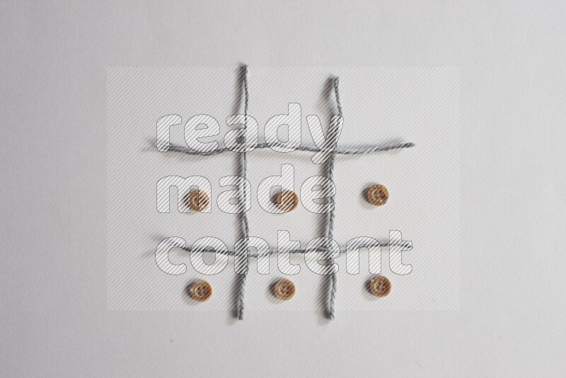 أزرار بنية موضوعة علي خلفية رمادية