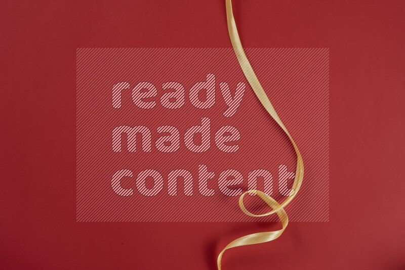 مجموعة من أدوات الخياطة والتفصيل صفراء اللون على خلفية حمراء