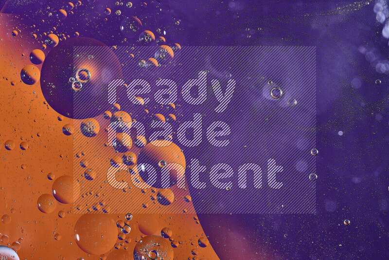 لقطات مقربة لفقاعات من الزيت على سطح الماء باللون البرتقالي والأرجواني