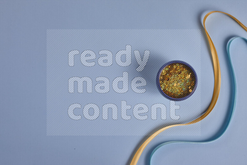 مجموعة من أدوات الخياطة والتفصيل صفراء وزرقاء اللون على خلفية زرقاء