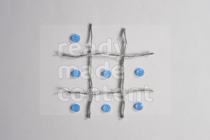 أزرار زرقاء موضوعة علي خلفية رمادية