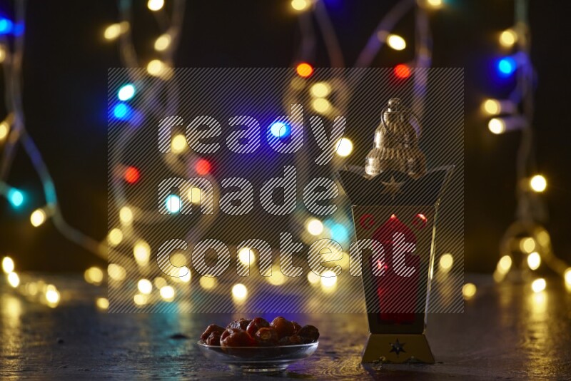 فانوس رمضان تقليدي محاط بأضواء الزينة المتوهجة