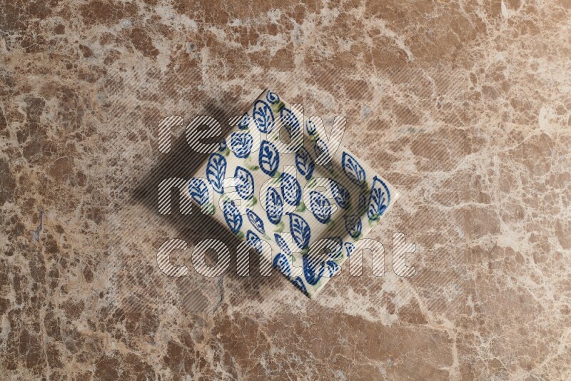 صحن فخاري مزخرف على خلفية من الرخام البيج