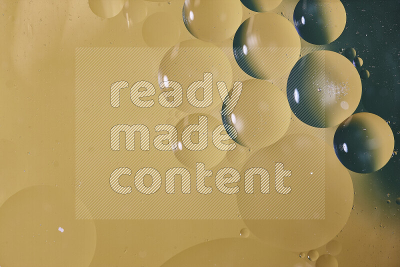 لقطات مقربة لفقاعات من الزيت على سطح الماء باللون الأخضر والأصفر