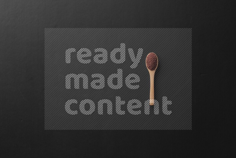 الفلفل الأسود وحبوب الخردل وحبة البركة وحب الرشاد والكمون و حبوب الكتان في معالق خشبية علي خلفية سوداء