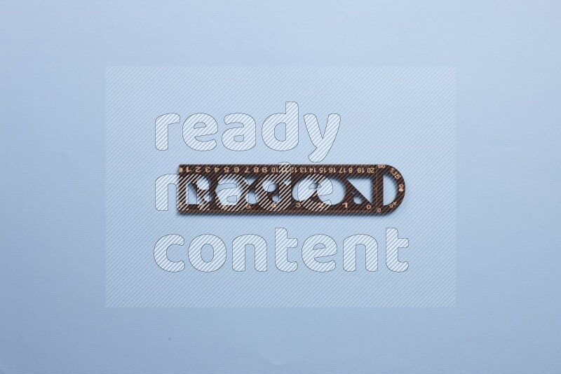 مسطرة خشبية موضوعه علي خلفية زرقاء