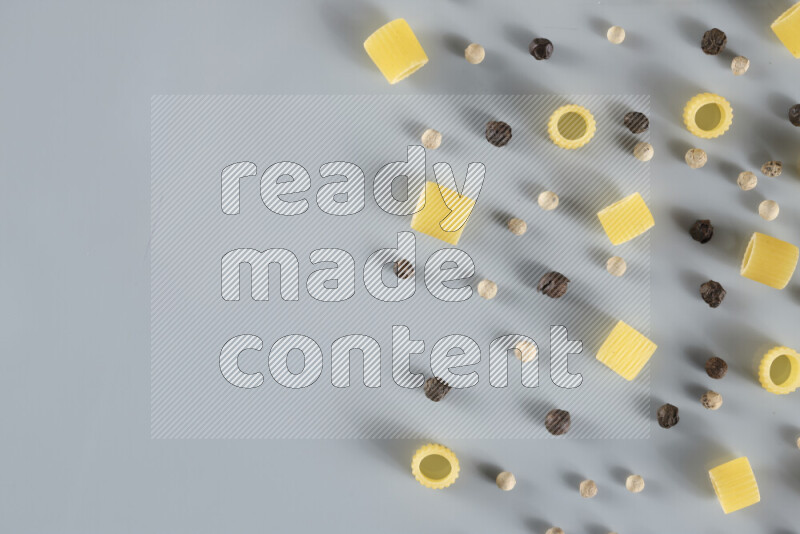 معكرونة مع مكونات متنوعة من الطماطم والثوم والبصل والفلفل الأحمر والفلفل الأسود والفلفل الأبيض وأوراق الغار وإكليل الجبل والهيل و مشروم على خلفية زرقاء فاتحة