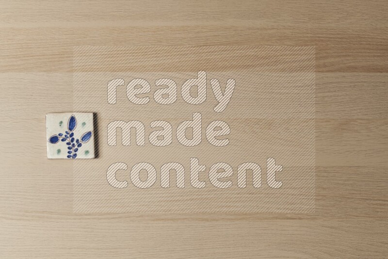 قواعد أكواب فخارية مزخرفة على خلفية خشبية فاتحة