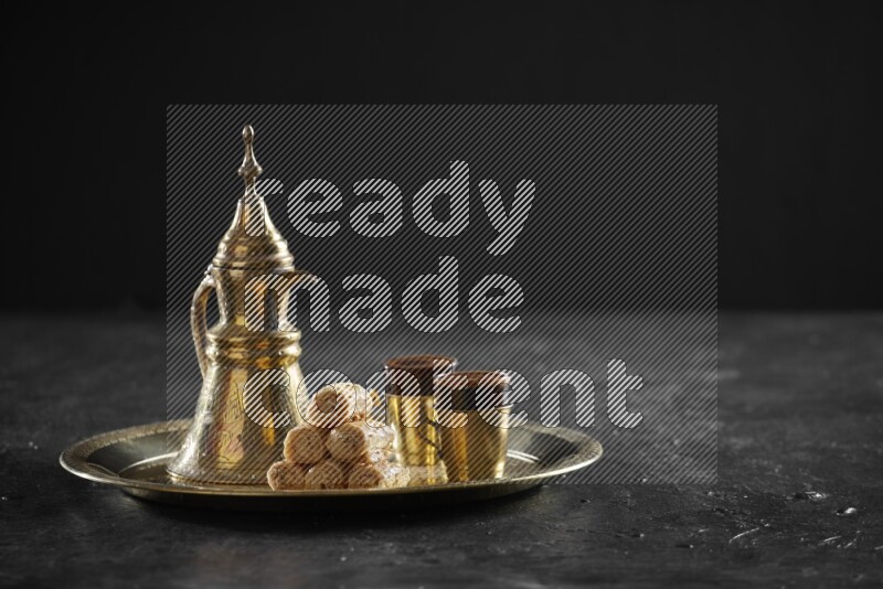 جلاش مع مشروب ساخن على صينية معدنية