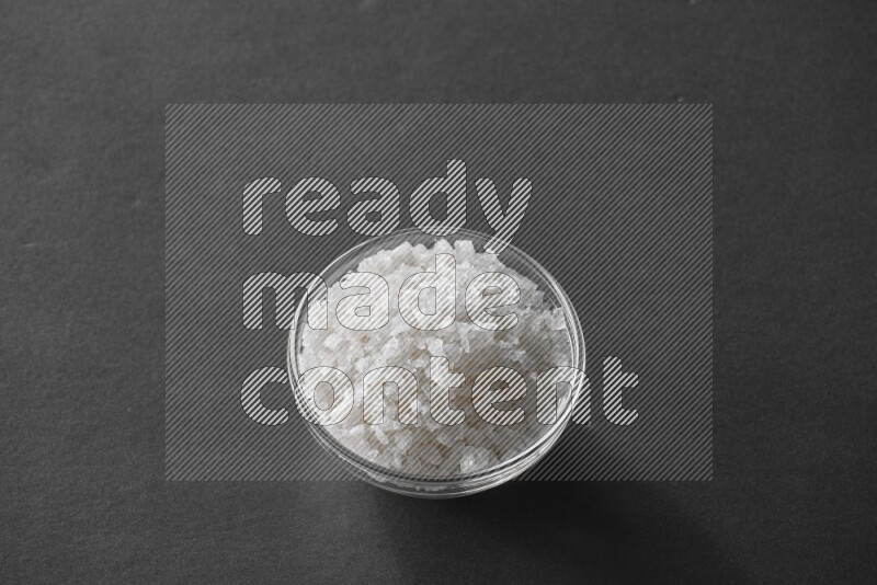 ملح في وعاء زجاجي علي خلفية سوداء