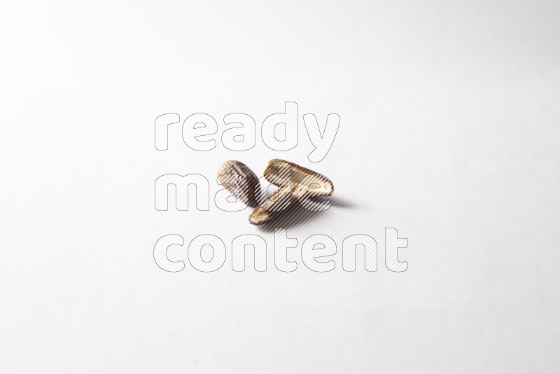 تمر على خلفية بيضاء