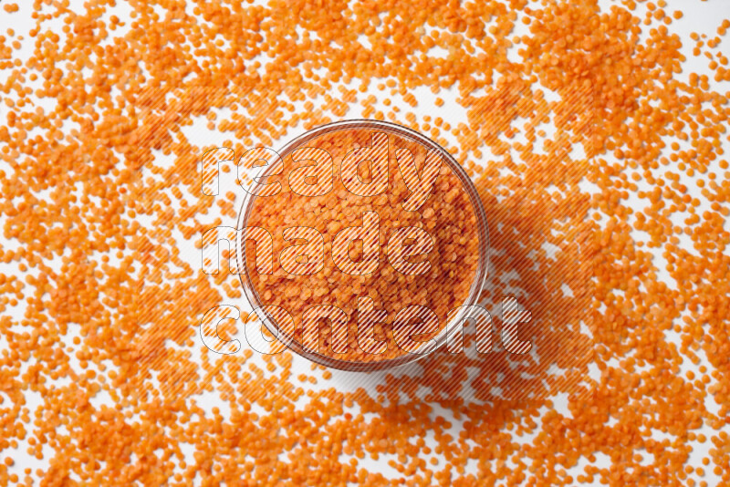 حبوب العدس علي خلفية بيضاء