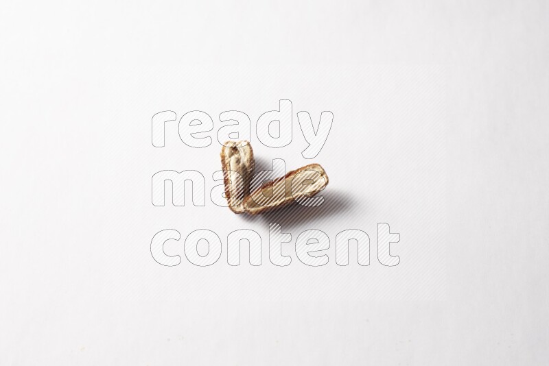 تمر على خلفية بيضاء