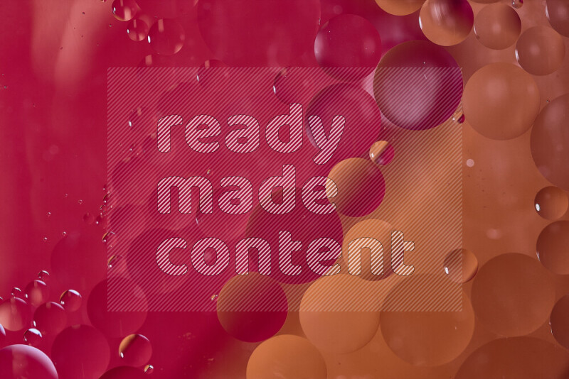 لقطات مقربة لفقاعات من الزيت على سطح الماء باللون الأحمر والبرتقالي