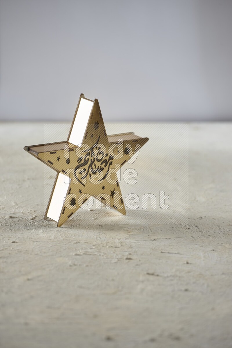 فانوس موضوع علي خلفية بيضاء