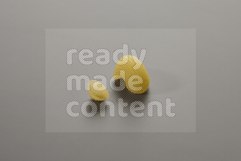 معكرونة ودعة في وعاء فخاري علي خلفية رمادية