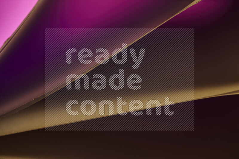 فن تجريدي يعرض منحنيات مع تدرجات الألوان الدافئة والباردة مكونه بضوء ملون