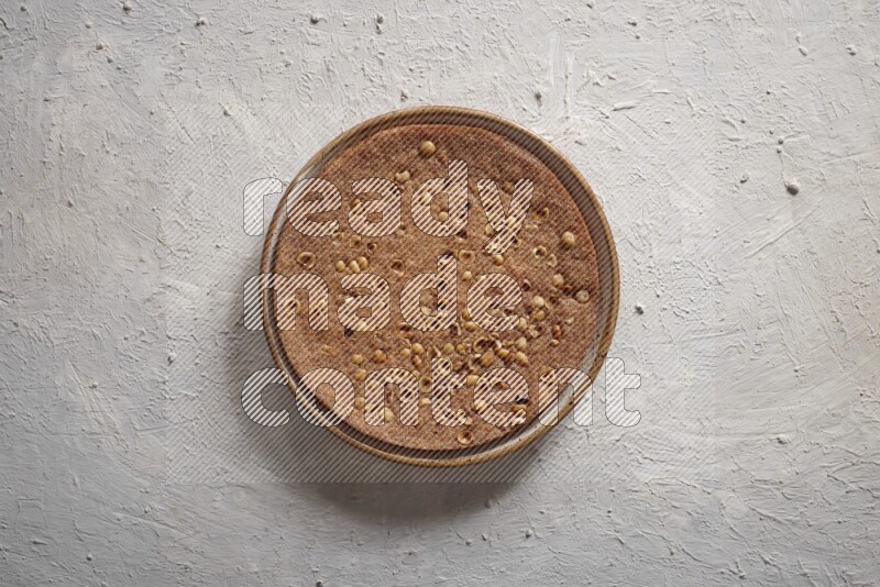 بسبوسة علي خلفية بيضاء خشبية