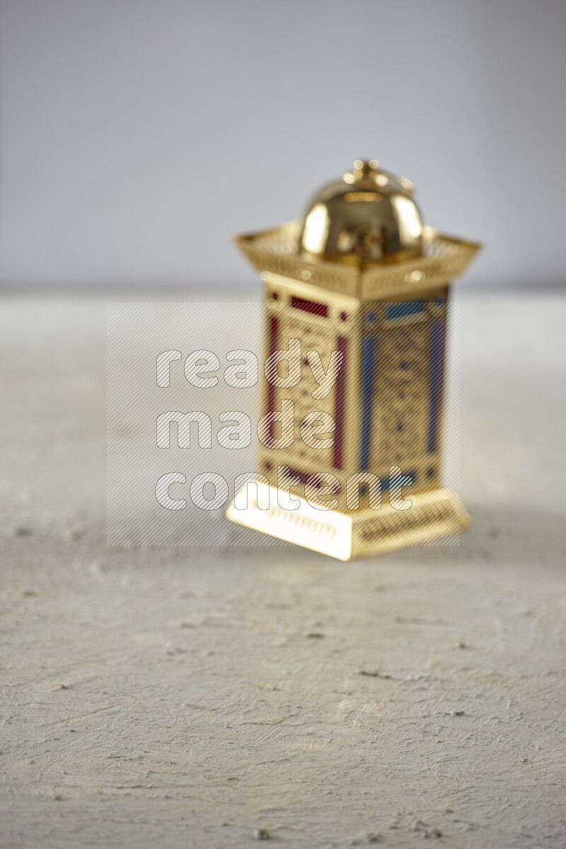 فانوس موضوع علي خلفية بيضاء