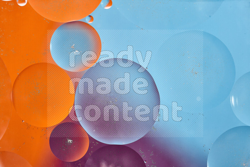 لقطات مقربة لفقاعات من الزيت على سطح الماء باللون الأزرق والبرتقالي والأرجواني