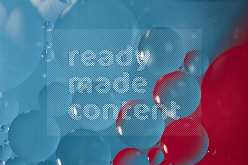 لقطات مقربة لفقاعات من الزيت على سطح الماء باللون الأزرق والوردي