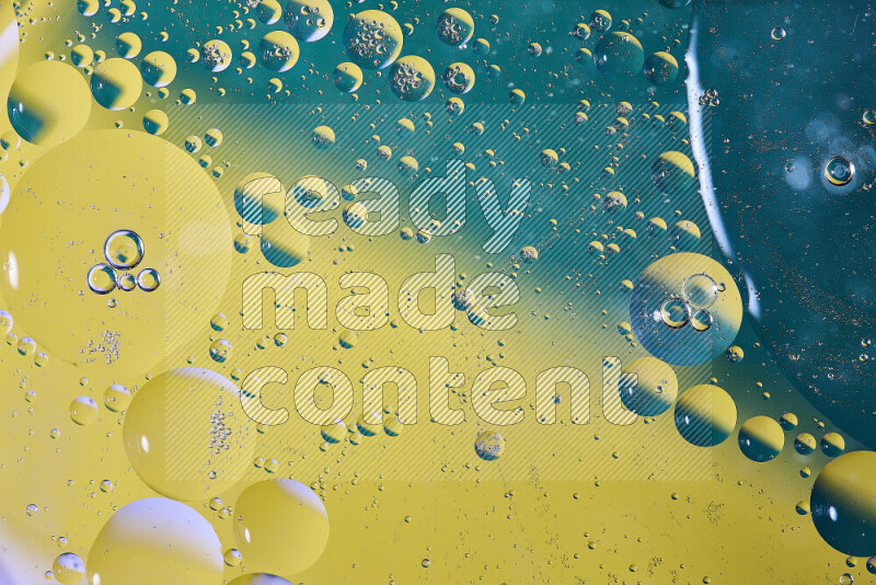 لقطات مقربة لفقاعات من الزيت على سطح الماء باللون الأزرق والأصفر