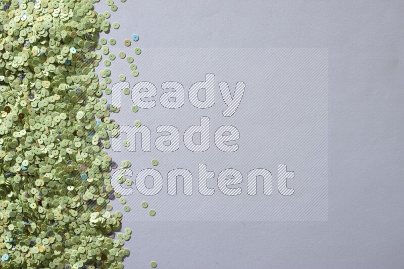 ترتر مسطح متعدد الألوان على خلفية رمادية