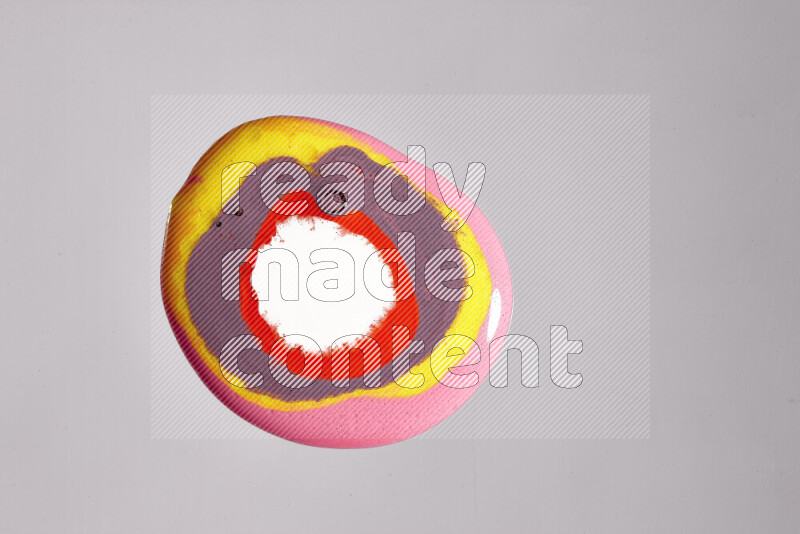 لقطات مقربة لألوان متنوعة تمتزج على خلفية رمادية