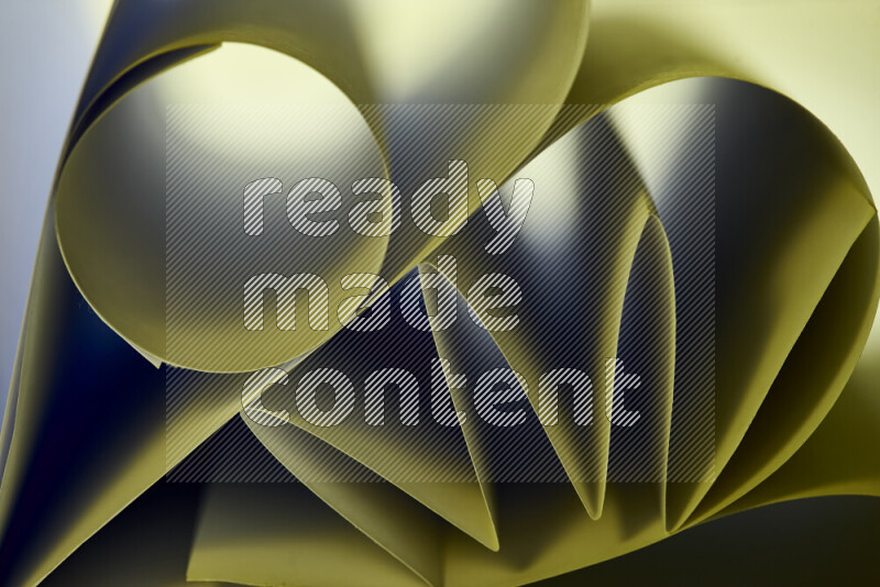 عرض فني لطيات الورق تخلق مزيج من الأشكال الهندسية، مضاءة بإضاءة ناعمة بدرجات اللون الأخضر