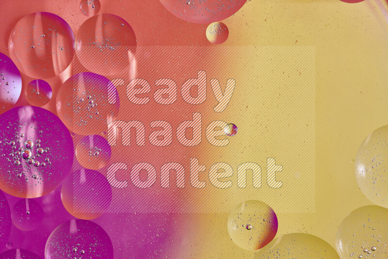 لقطات مقربة لفقاعات من الزيت على سطح الماء باللون الأصفر والبرتقالي والوردي