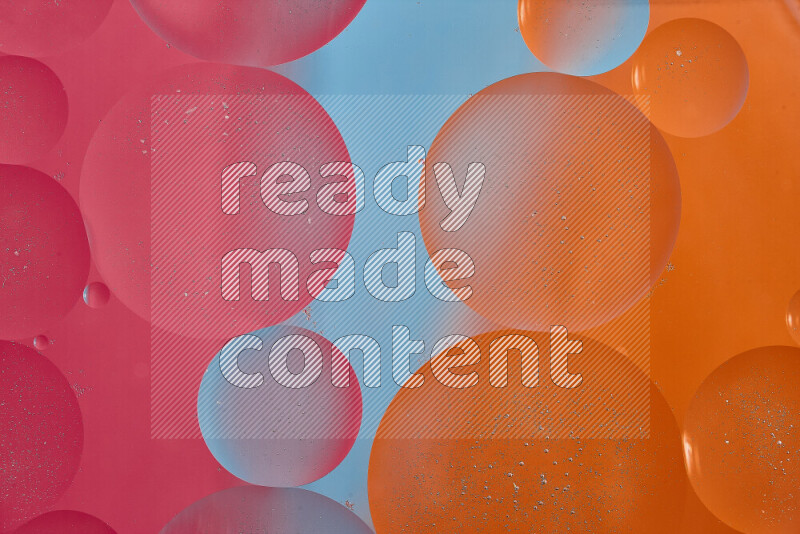 لقطات مقربة لفقاعات من الزيت على سطح الماء باللون الأزرق والبرتقالي والوردي