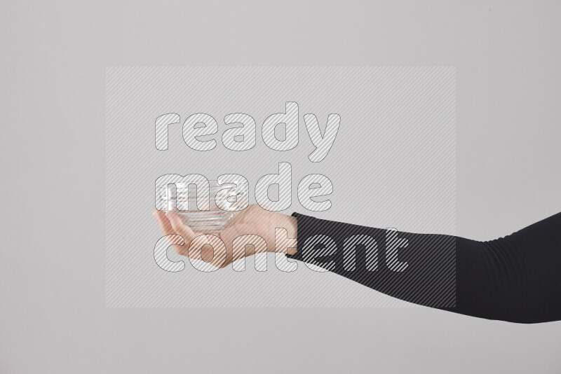 امرأة ترتدي عباءة سوداء تحمل أدوات زجاجية مختلفة في أوضاع متعددة