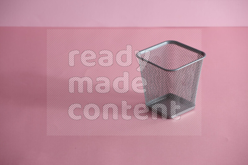 أقلام ومستلزمات مدرسية مختلفة أخري في حامل أقلام معدني على خلفية وردية