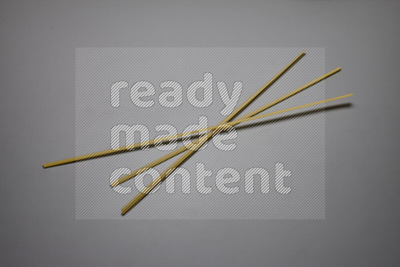 معكرونة شرايط علي خلفية رمادية