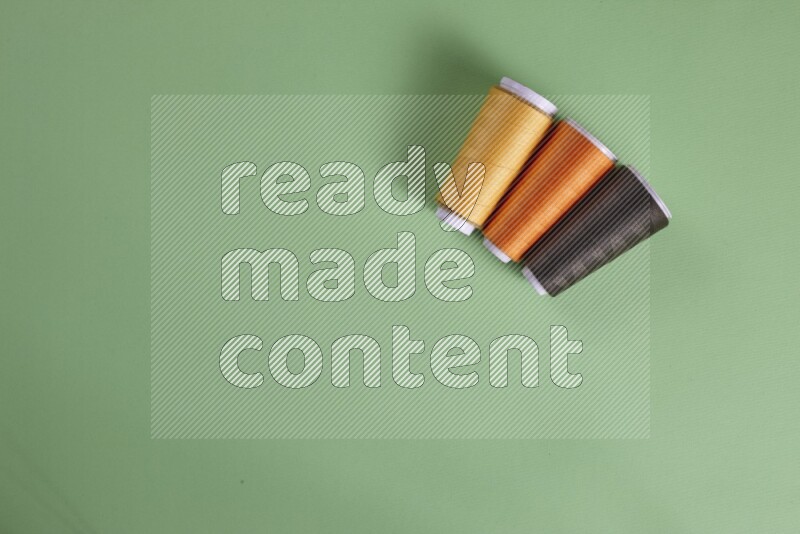 مجموعة من أدوات الخياطة والتفصيل على خلفية خضراء