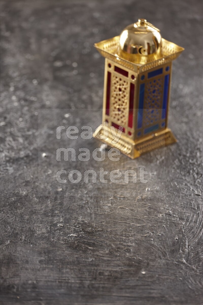 فانوس خارج إطار التركيز موضوع علي خلفية سوداء