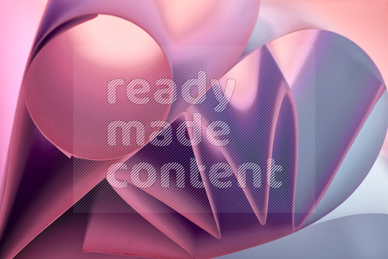 عرض فني لطيات الورق تخلق مزيج من الأشكال الهندسية، مضاءة بإضاءة ناعمة بدرجات اللون الارجواني