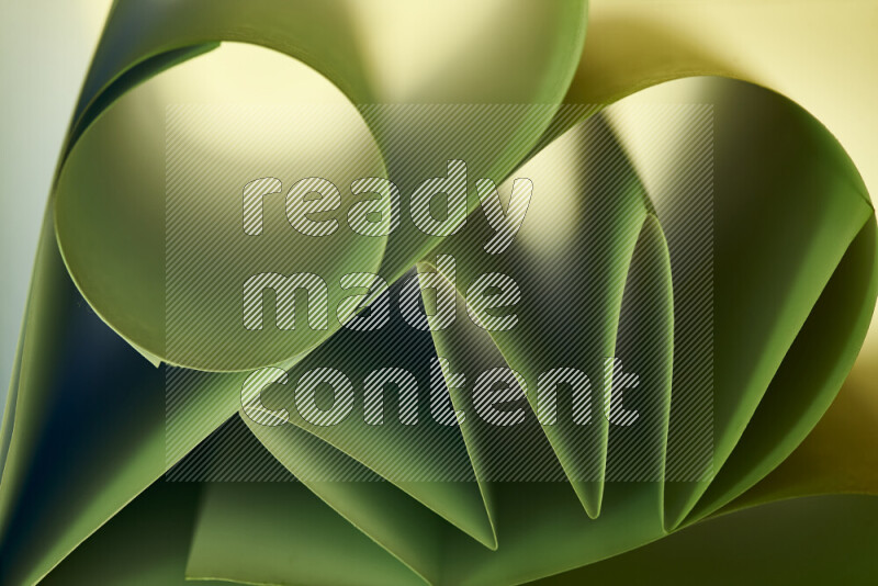 عرض فني لطيات الورق تخلق مزيج من الأشكال الهندسية، مضاءة بإضاءة ناعمة بدرجات اللون الأخضر