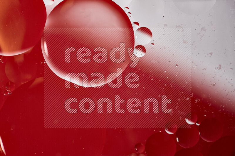 لقطات مقربة لفقاعات من الزيت على سطح الماء باللون الأبيض والأحمر