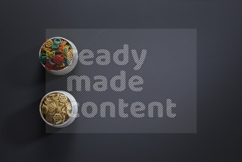 بقوليات في أوعية فخارية علي خلفية رمادية