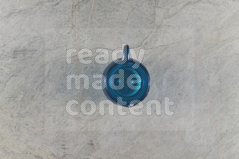 إبريق زجاجي فارغ على خلفية من الرخام الرمادي