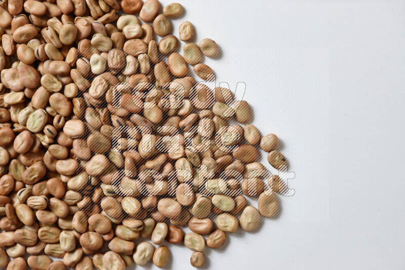 حبوب الفول علي خلفية بيضاء