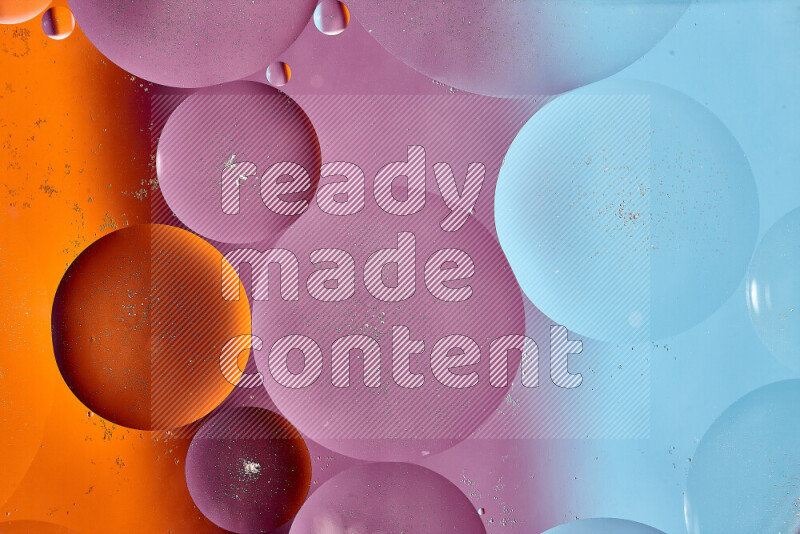 لقطات مقربة لفقاعات من الزيت على سطح الماء باللون الأزرق والبرتقالي والأرجواني