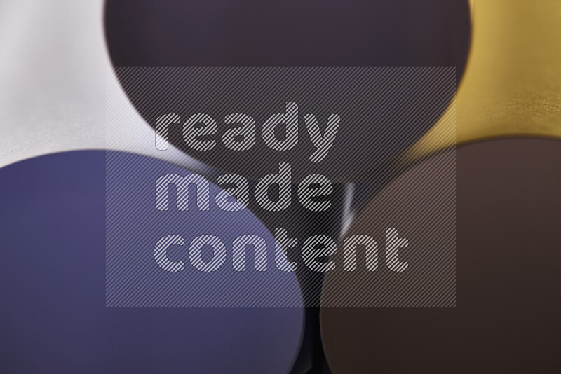 الصورة تعرض فن ورقي تجريدي بأشكال دائرية بدرجات متنوعة من اللون الرمادي والدرجات الدافئة