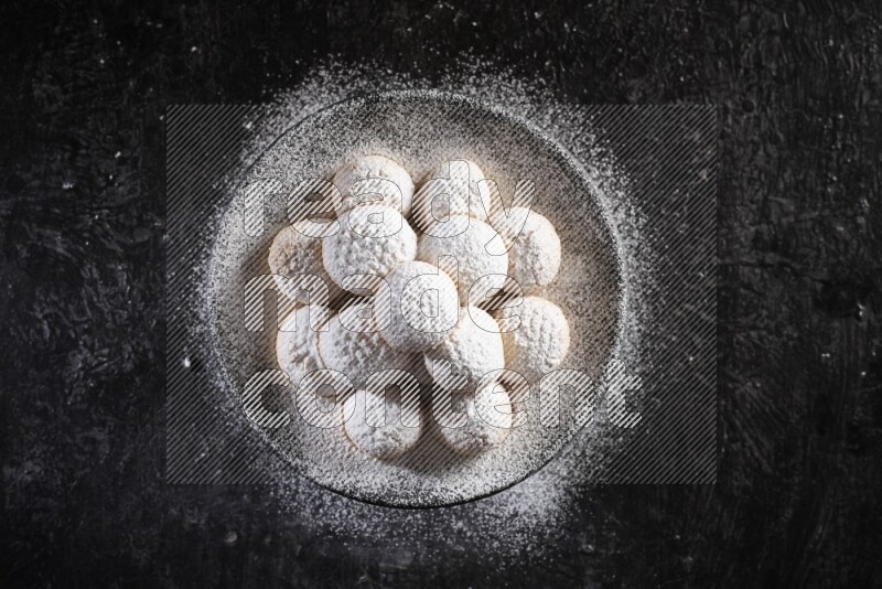 كحك علي صحن تقديم علي خلفية سوداء