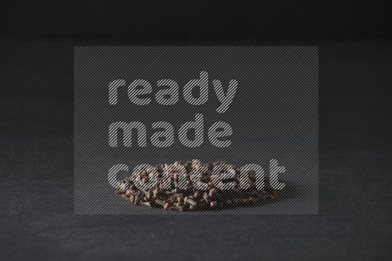 حبوب القرنفل في شكل دائري علي خلفية سوداء