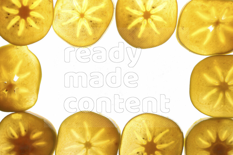 شرائح من فاكهة الكاكا علي خلفية بيضاء مضيئة