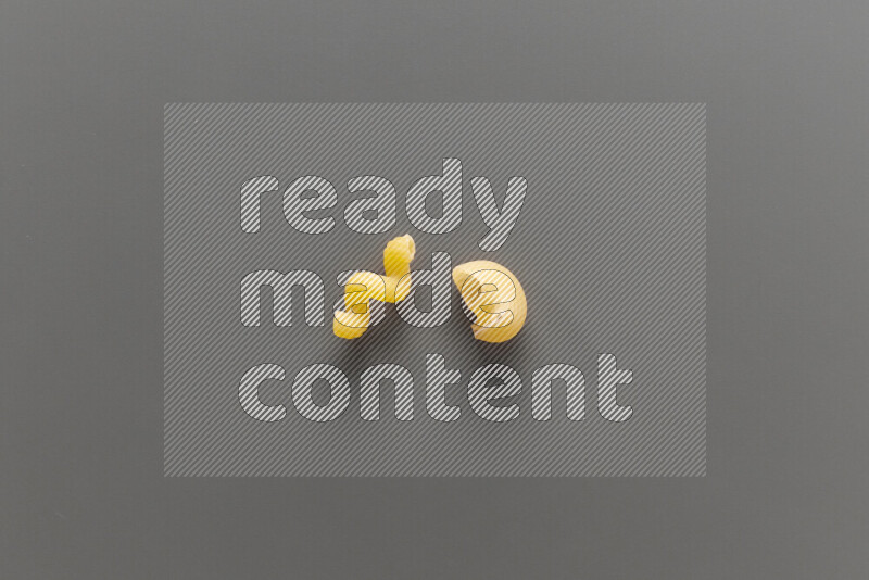 معكرونة تويست مع أنواع أخري من المعكرونة علي خلفية رمادية