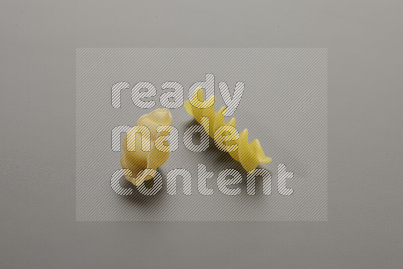 معكرونة قواقع مع أنواع أخري من المعكرونة علي خلفية رمادية